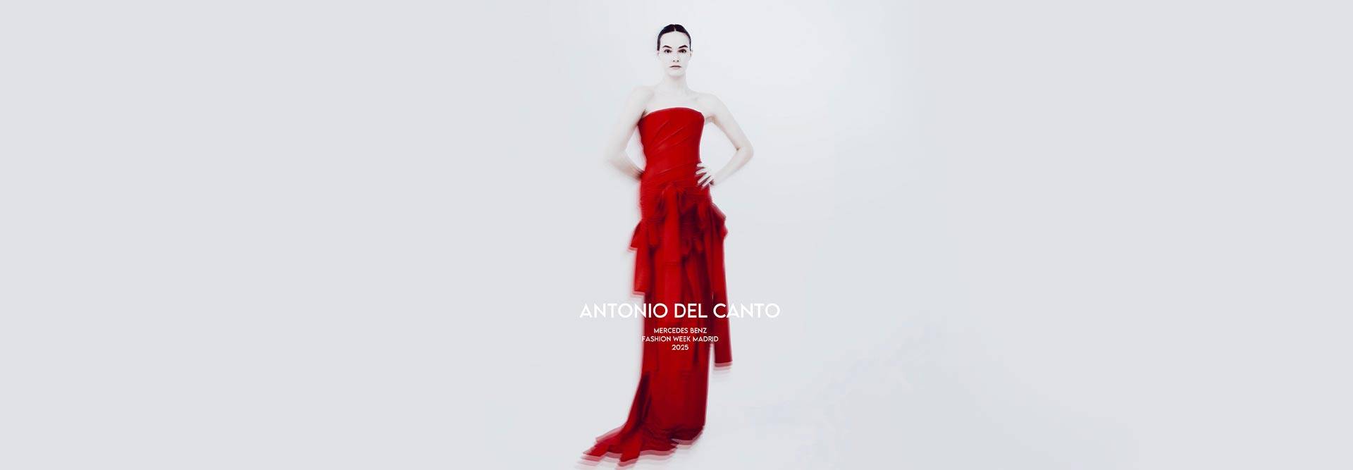 Una modelo viste un elegante vestido rojo en un fondo minimalista.