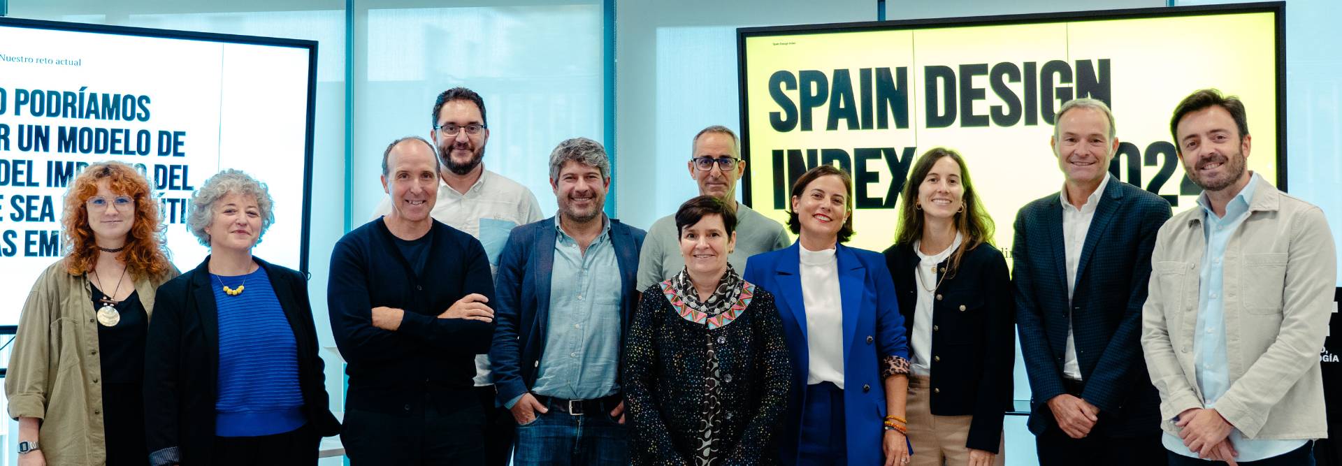 Un grupo de personas posando en un evento relacionado con el diseño en España.