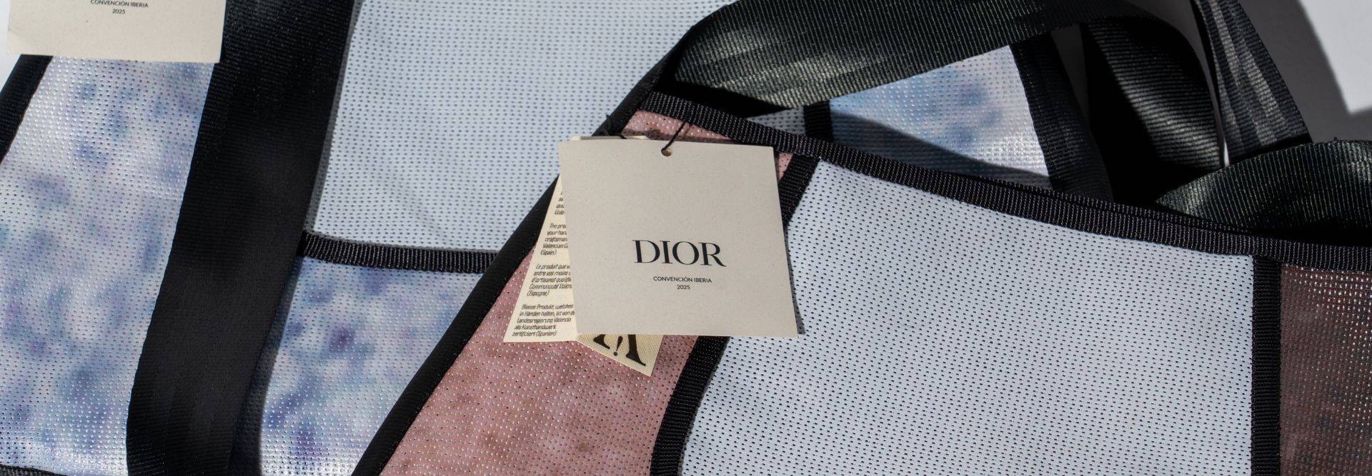 Una imagen que muestra dos bolsos de la marca Dior con etiquetas visibles.