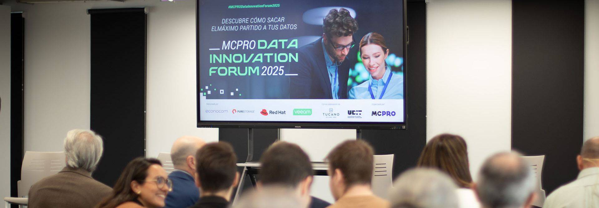 Un grupo de personas en una sala asisten a un foro sobre innovación en datos.