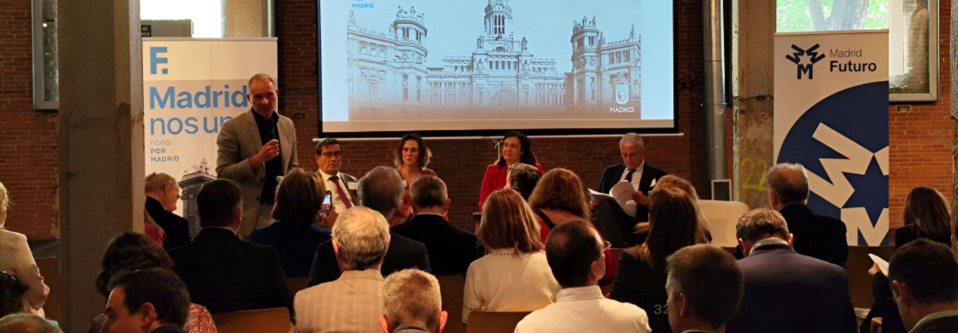 Un evento en Madrid con varios ponentes y una gran audiencia.