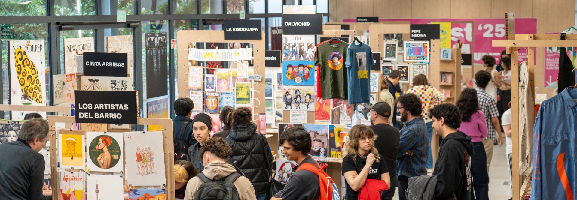 Una feria de arte con varias exposiciones y visitantes interactuando con obras de diferentes artistas.