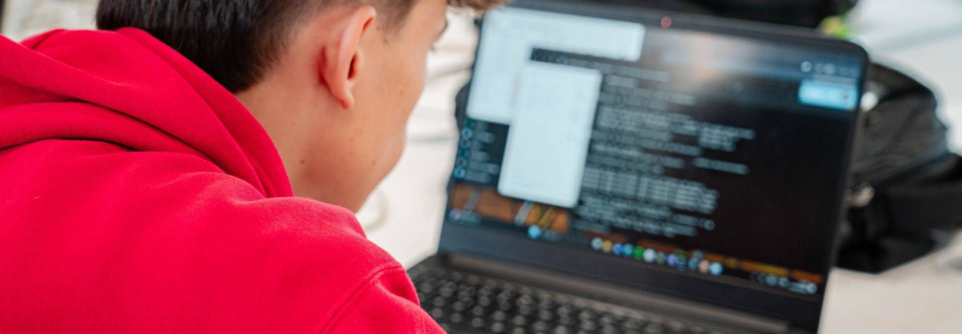 El talento tecnológico de UDIT aterriza en IndesIAHack 2025 