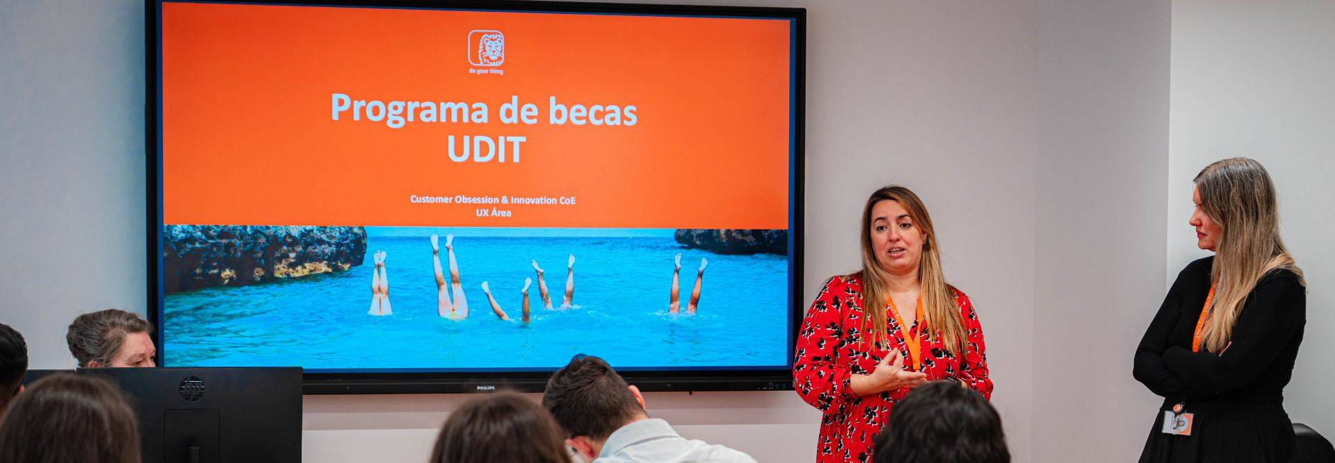 Presentación del programa de becas UDIT en un aula.
