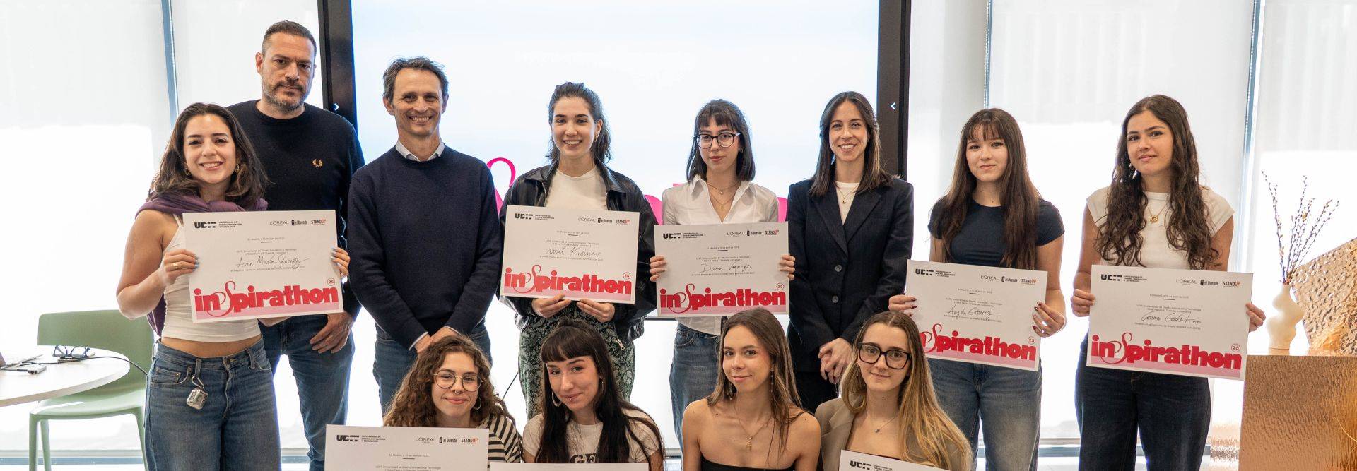 Un grupo de personas sonrientes sostiene certificados en un evento de entrega de premios.