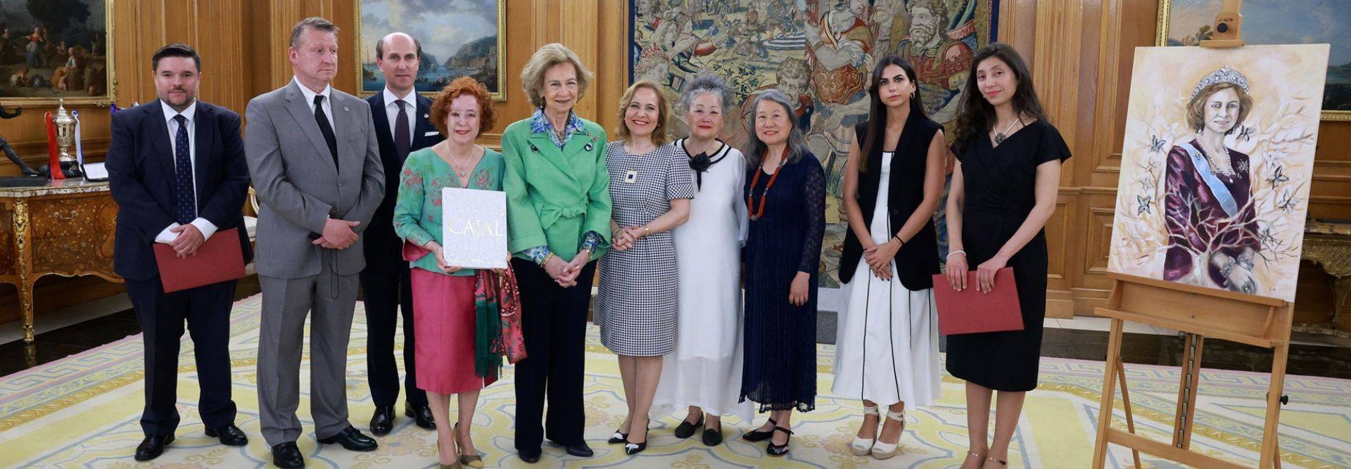 La profesora Carolina Andrada presenta un retrato de Su Majestad la Reina Doña Sofía en el Palacio de la Zarzuela
