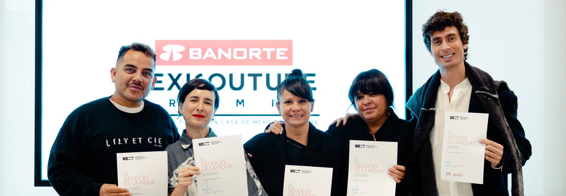 Un grupo de cinco personas sostiene certificados frente a un fondo con el logo de Banorte.