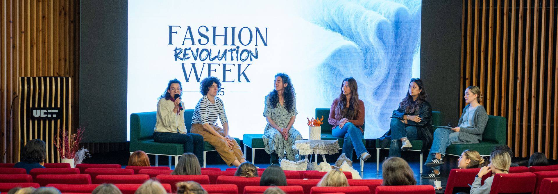 Un grupo de mujeres participa en un panel durante la Fashion Revolution Week.