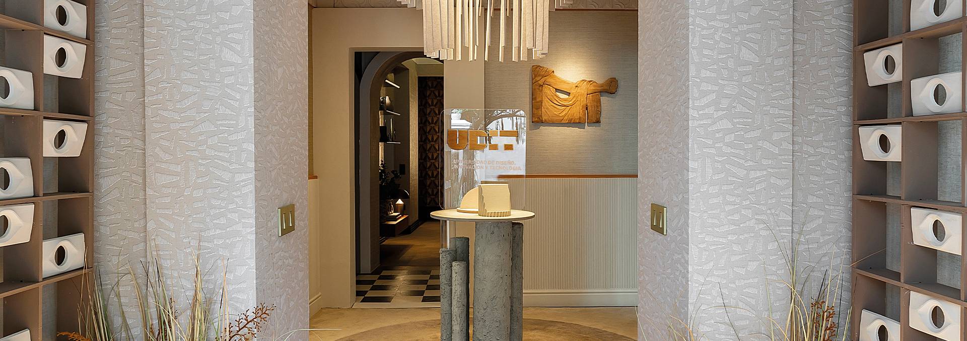 Una entrada elegante con decoración moderna y un ambiente acogedor.