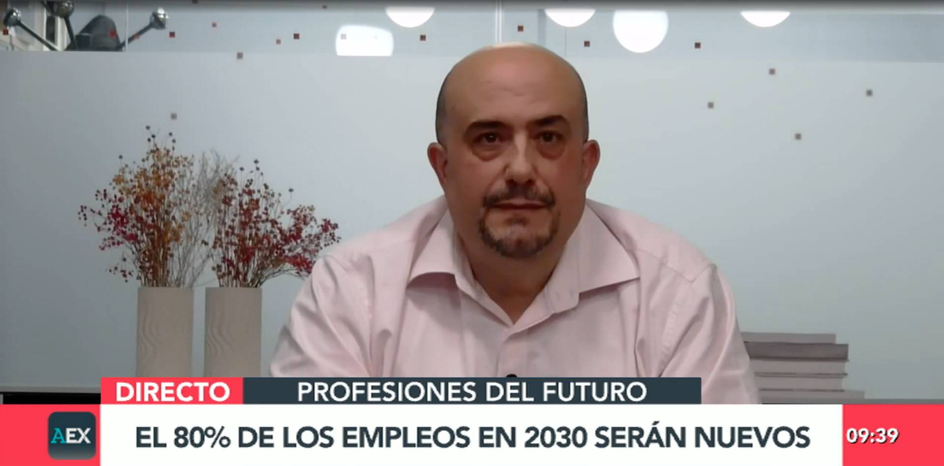 Un hombre hablando sobre el futuro del empleo en un entorno profesional.