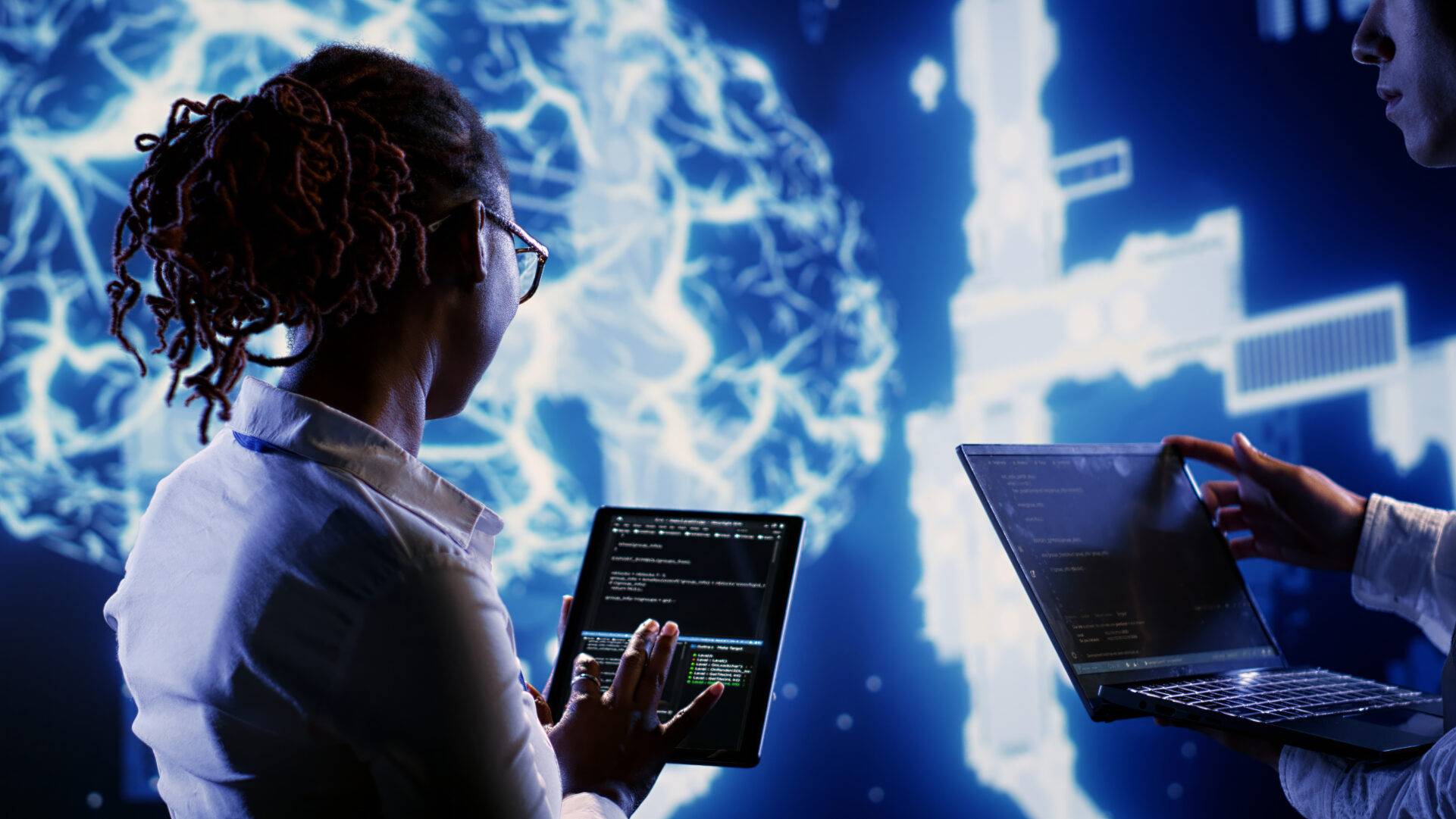 Personas trabajando con tecnología en un entorno digital avanzado.