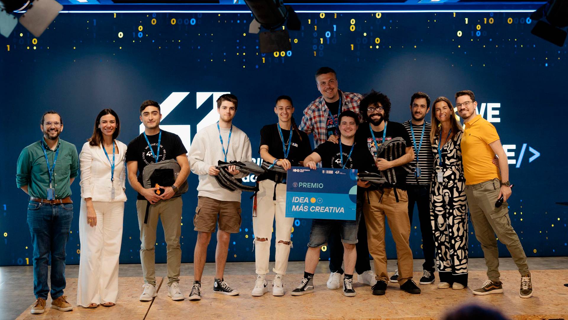 Un grupo de personas celebra la entrega de un premio a la idea más creativa en un evento.