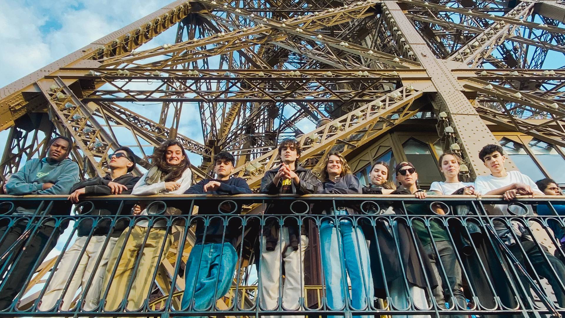Grupo de personas posando juntas en la Torre Eiffel.
