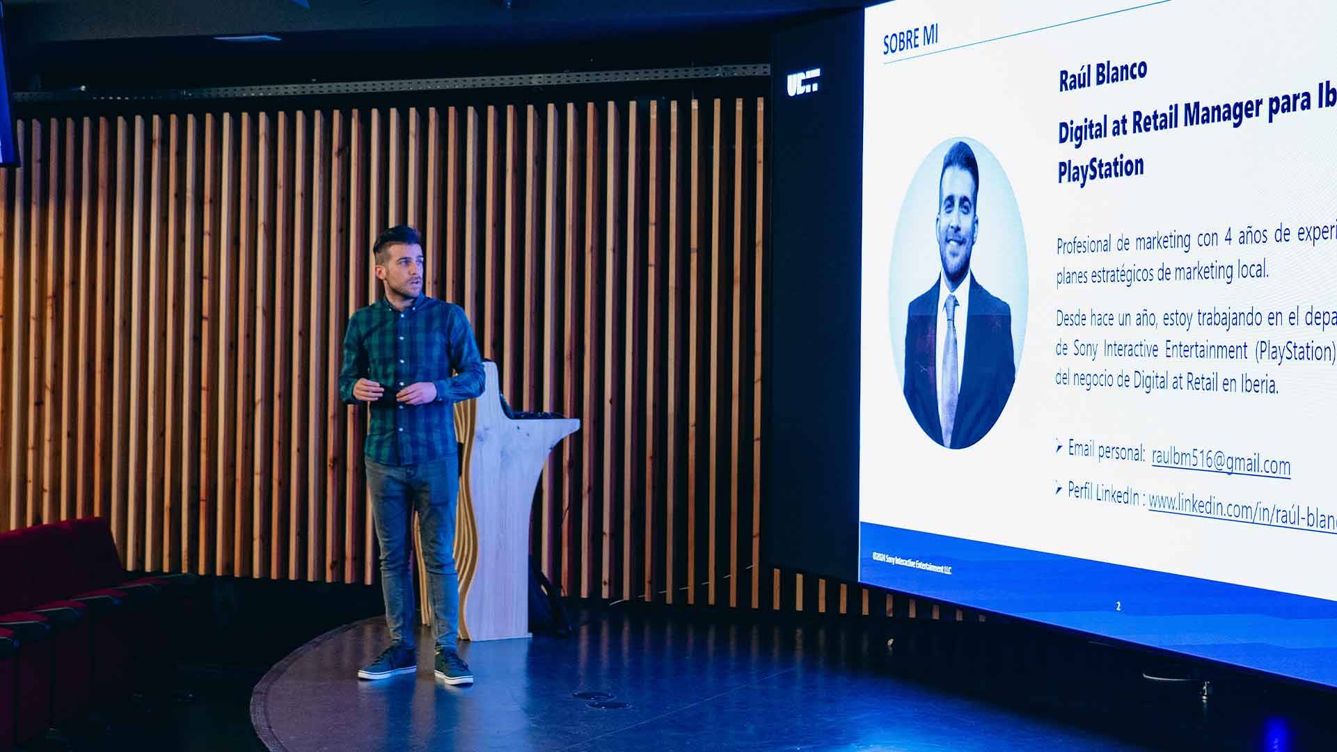 Un presentador habla sobre marketing digital en un evento relacionado con PlayStation.