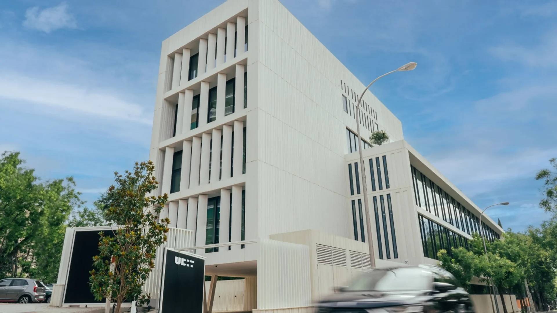 Edificio moderno con diseño arquitectónico contemporáneo y vegetación alrededor.