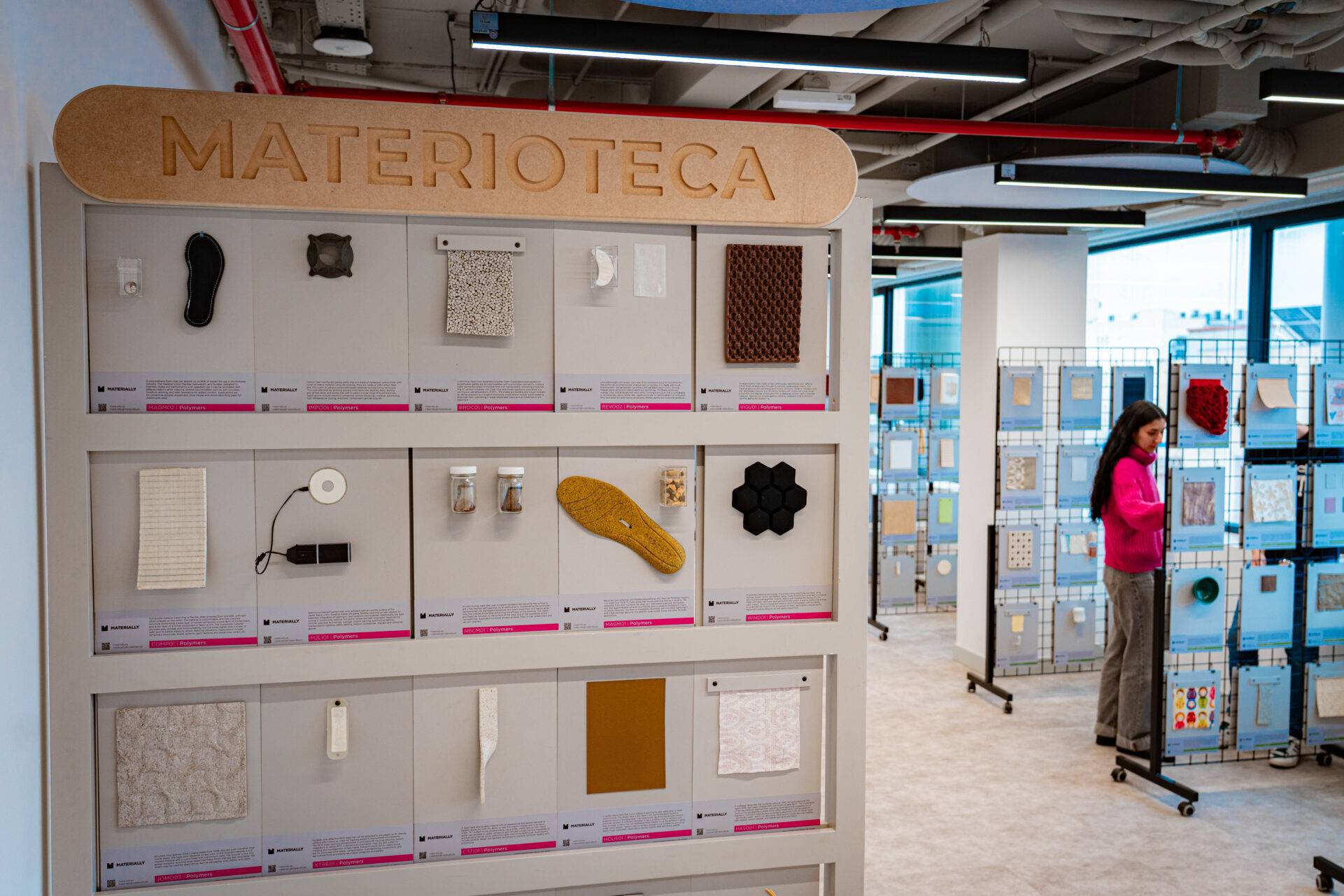 Una mujer observa materiales en una materiaoteca moderna.