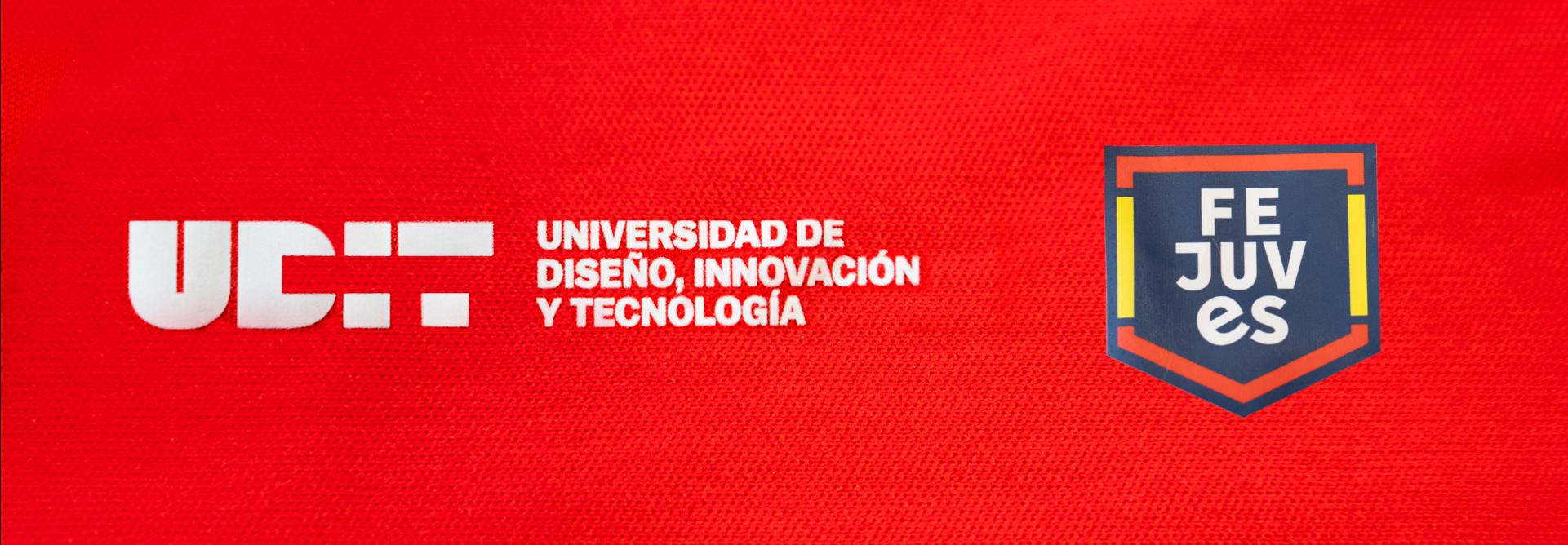 Logo de la Universidad de Diseño, Innovación y Tecnología junto al logo de la FEJUVE sobre un fondo rojo.