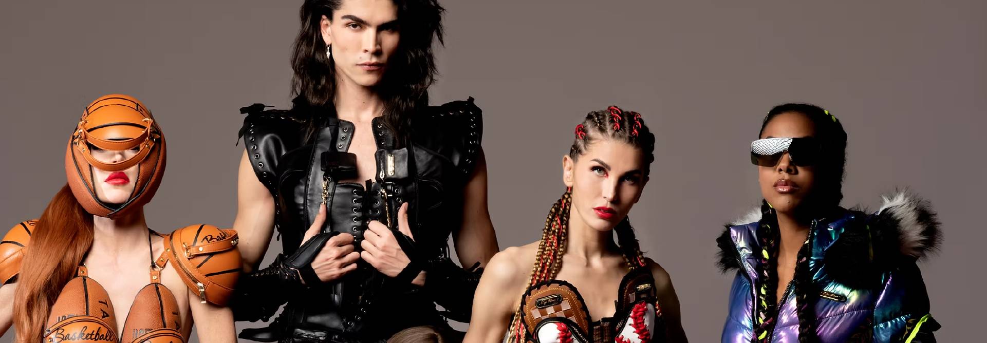 Un grupo de cuatro personas luciendo prendas de moda inusuales y creativas.