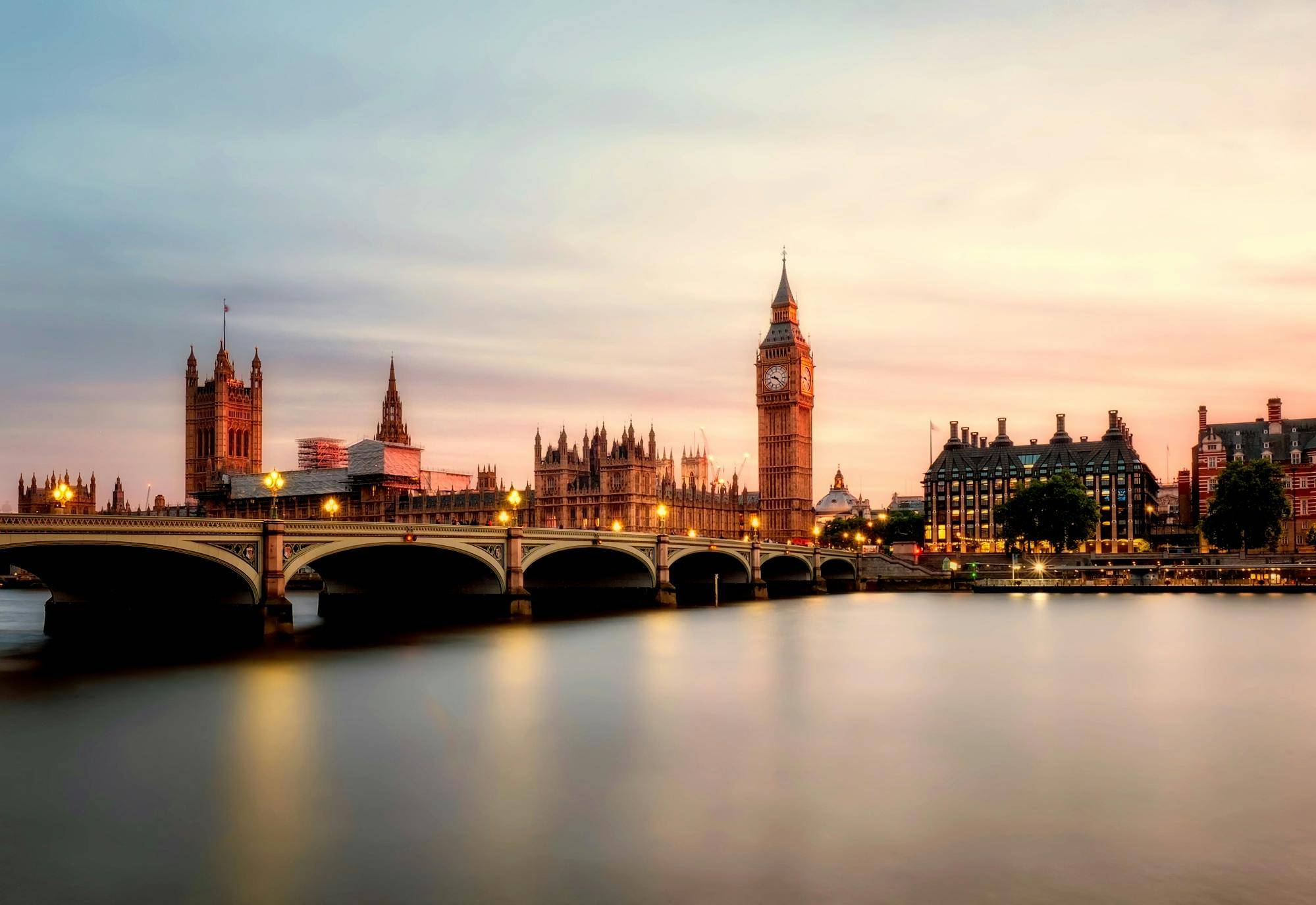 Una vista del río Támesis con el icónico Big Ben y el Parlamento de Londres al fondo.