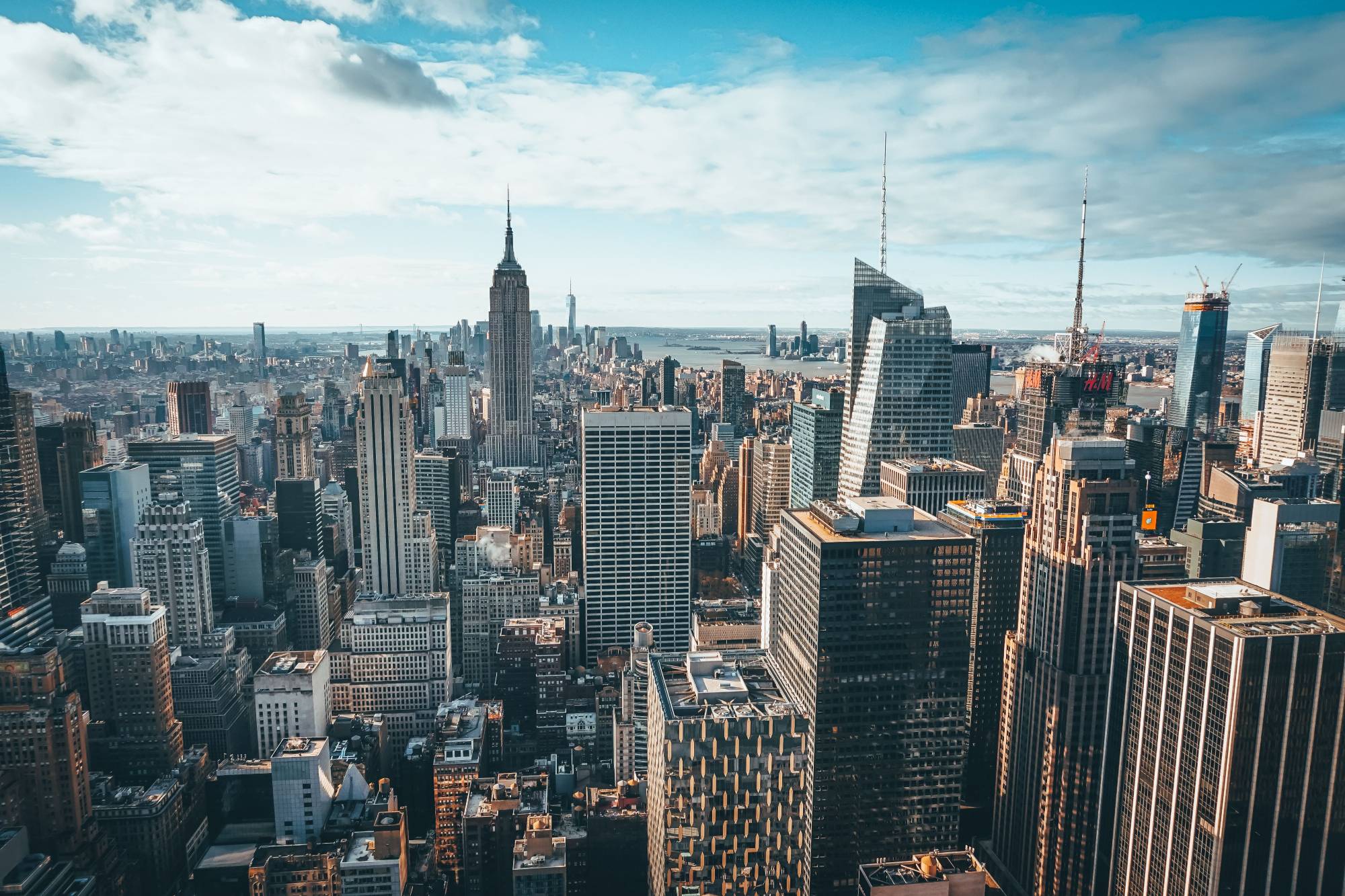 Una vista panorámica de la ciudad de Nueva York con rascacielos y el famoso Empire State Building.