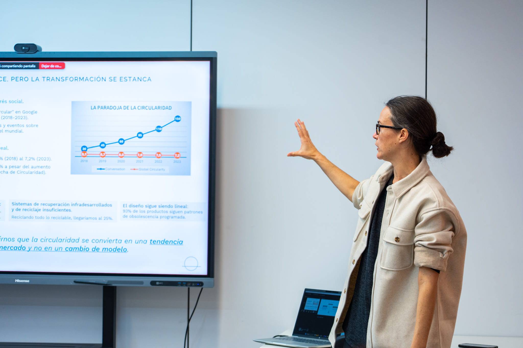 Investigadora del TSL presentando resultados de trazabilidad en cadena de valor textil ante equipo interdisciplinar UDIT-Tendam