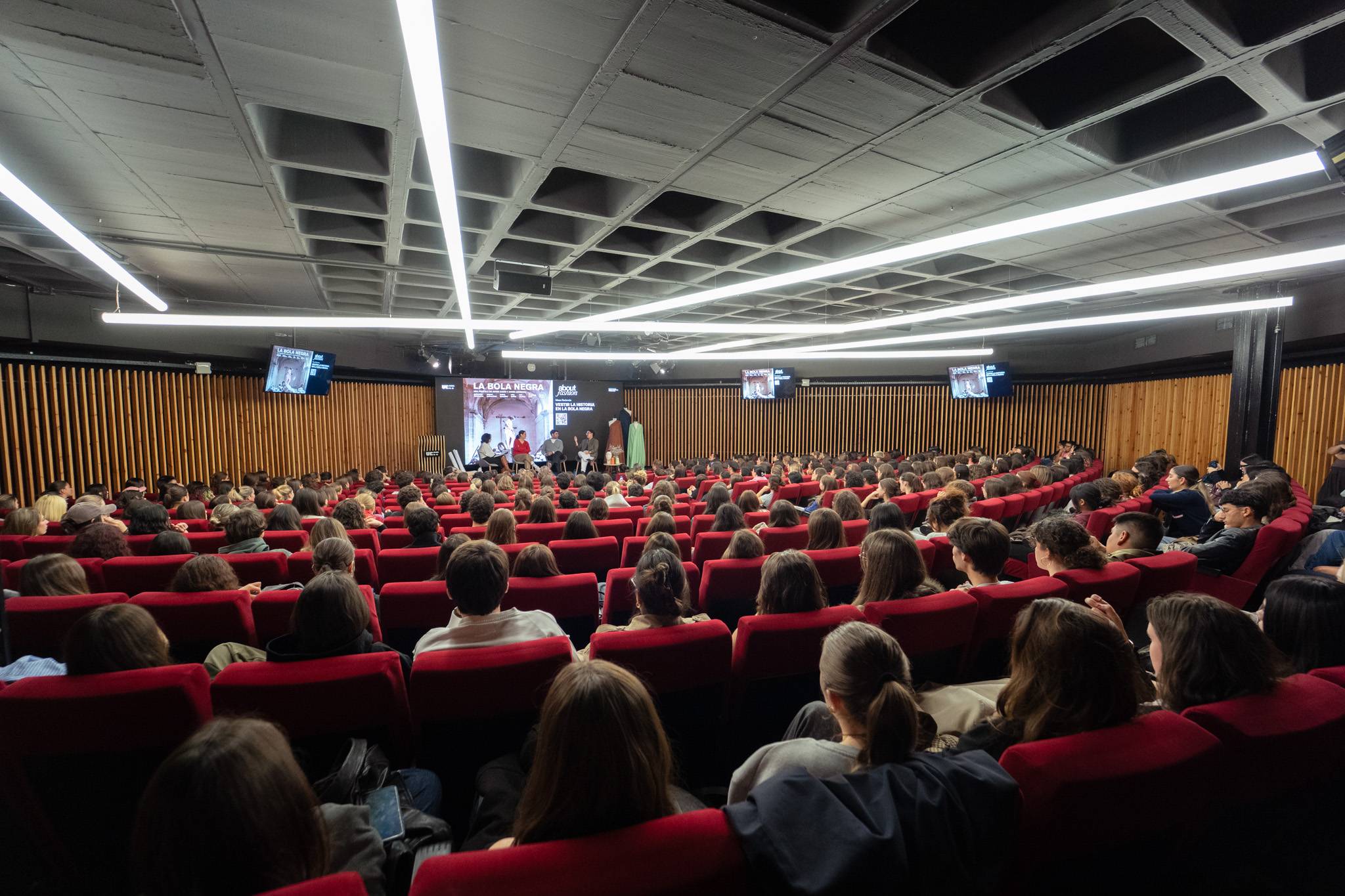 Mesa Redonda: Vestir la historia en ‘La Bola Negra’