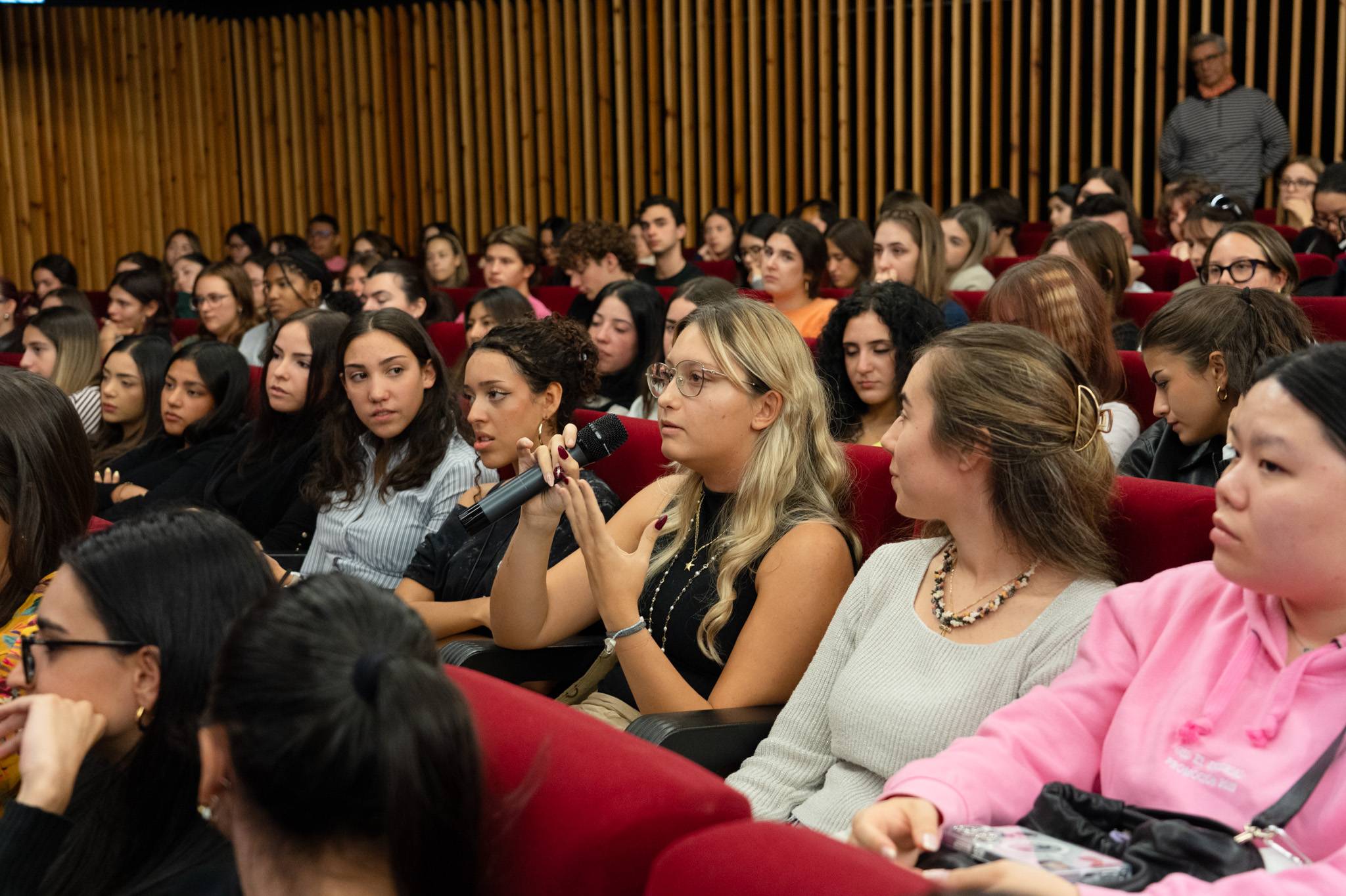 Mesa Redonda: Vestir la historia en ‘La Bola Negra’
