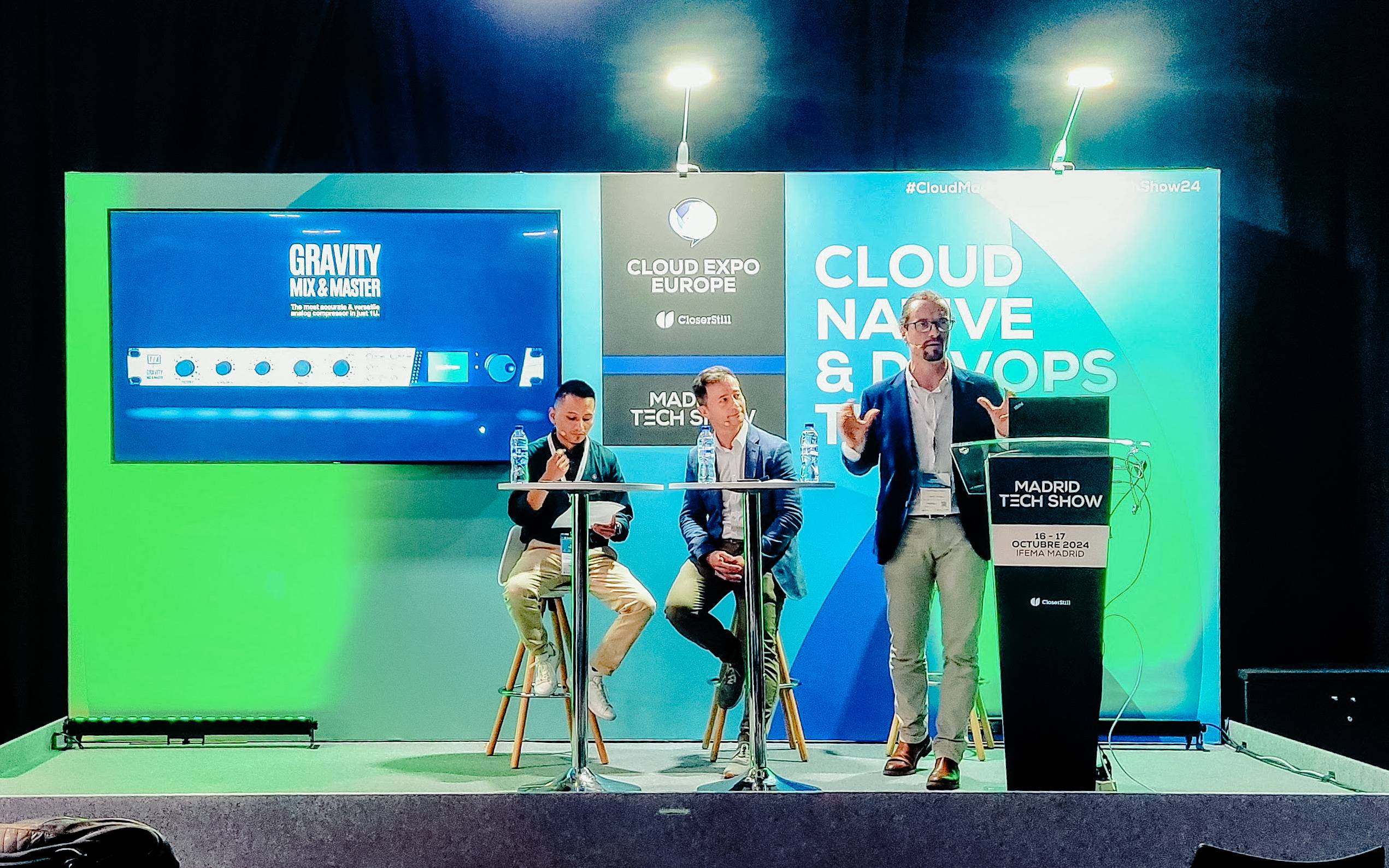 Una conferencia sobre tecnología en un evento de Madrid, con ponentes discutiendo en un escenario.