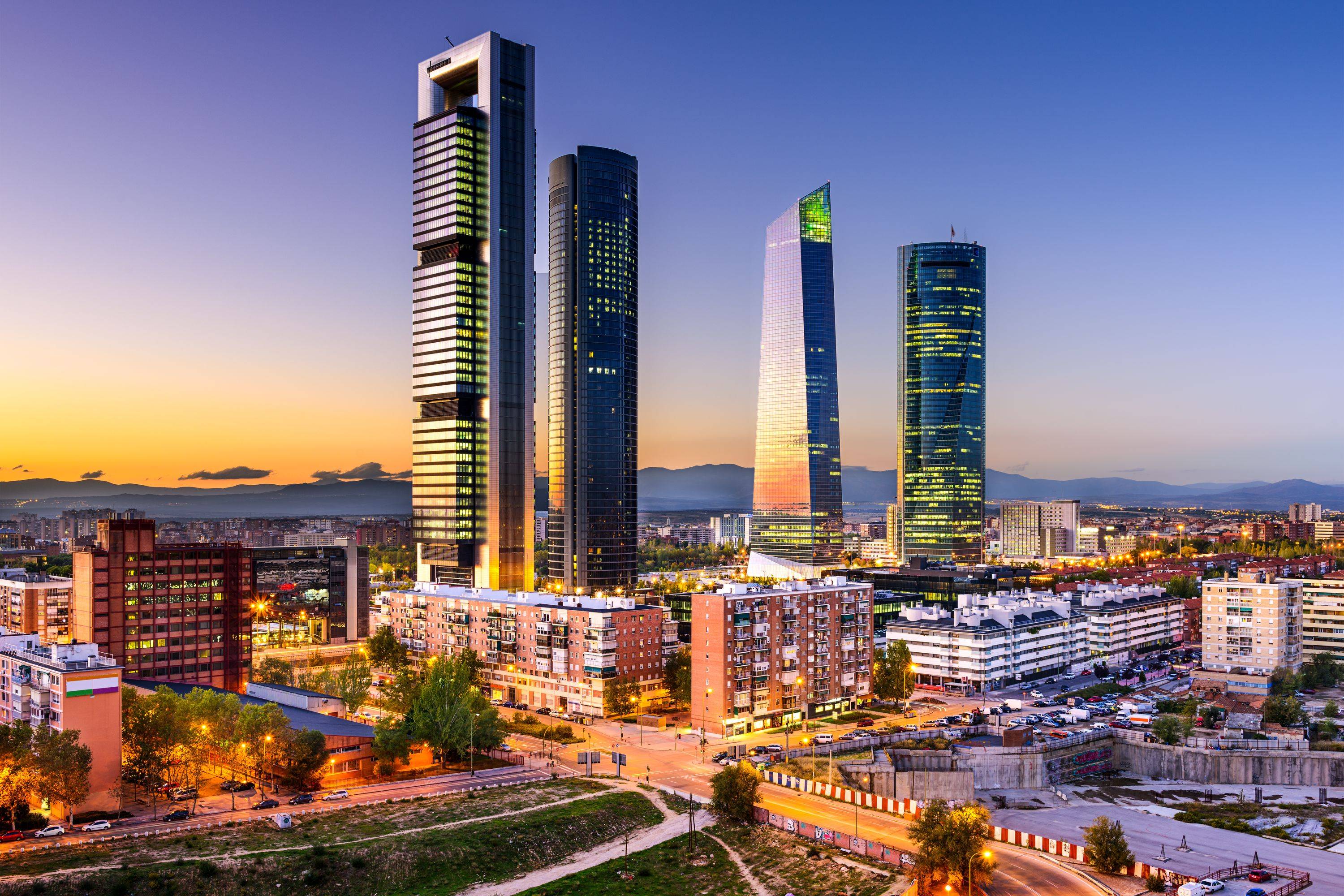 Vista panorámica de rascacielos en Madrid al atardecer.