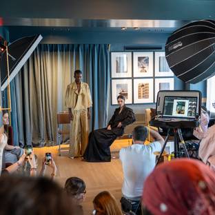 Una sesión de fotos de moda con modelos en un ambiente elegante.