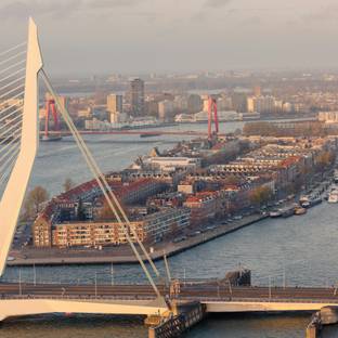 Vista panorámica del puente Erasmus y la ciudad de Róterdam junto al agua.
