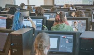 Aulas con 100 pantallas cintiqs de última generación para la creación de videojuegos y entornos virtuales de alta calidad