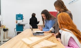 Prototiparás tus diseños, experimentando con materiales, formas y funcionalidades, parar crear objetos reales.
