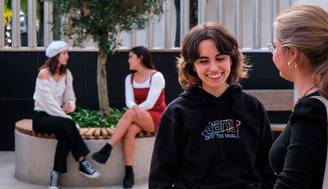 Un grupo de amigas se ríen y conversan en el campus de UDIT.
