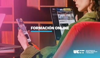 Una persona está usando un teléfono móvil y una tablet en un entorno de estudio moderno.