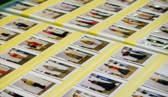 La imagen muestra una colección de fotografías de modelos que exhiben diferentes atuendos en un entorno de presentación.