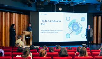 Una presentación sobre productos digitales de IBM en un auditorio con asistentes.