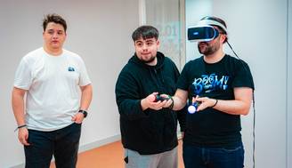 Tres jóvenes participan en una sesión de realidad virtual en un ambiente de oficina.