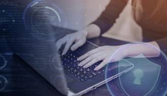 Una persona tecleando en una computadora portátil rodeada de elementos gráficos relacionados con la ciberseguridad.