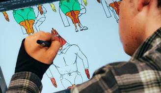 Un artista digital trabaja en una ilustración en una tablet gráfica.