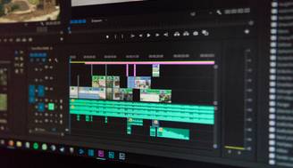 La imagen muestra una interfaz de software de edición de video con múltiples pistas de audio y video.