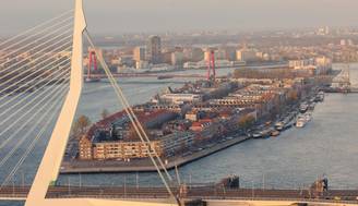 Vista panorámica del puente Erasmus y la ciudad de Róterdam junto al agua.