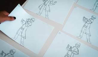 Un conjunto de dibujos en papel que muestran a un personaje de pie en diferentes poses.