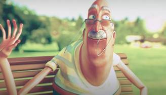 Un anciano sonriente se sienta en un banco de parque y saluda con una mano.