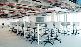 Instalaciones abiertas dentro del edificio en los que desarrollar la vida universitaria.