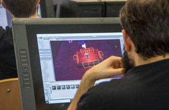 Una persona trabaja en un proyecto de desarrollo de videojuegos usando una computadora.