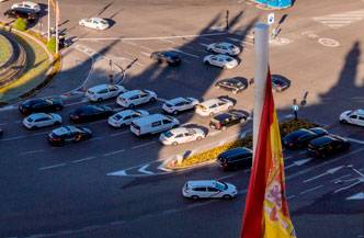 Una vista aérea de un cruce de carreteras con numerosos vehículos en movimiento.