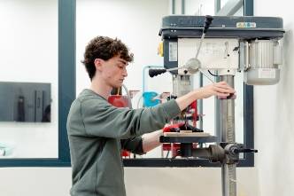 Equipos y herramientas de última generación , adaptados a las necesidades de cada asignatura, lo que permite a los estudiantes trabajar en entornos reales.