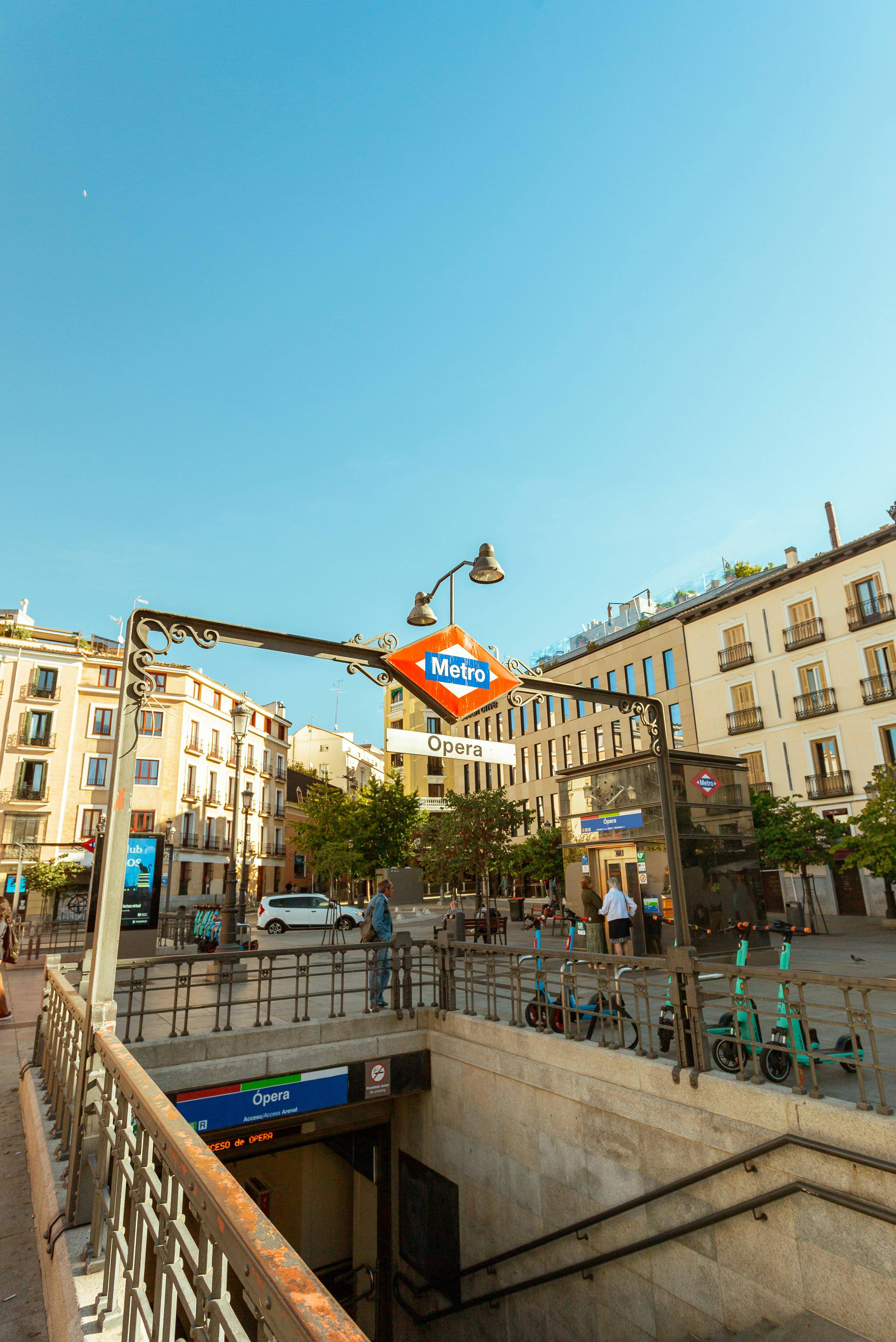 Una entrada del metro en la zona de Ópera en Madrid.