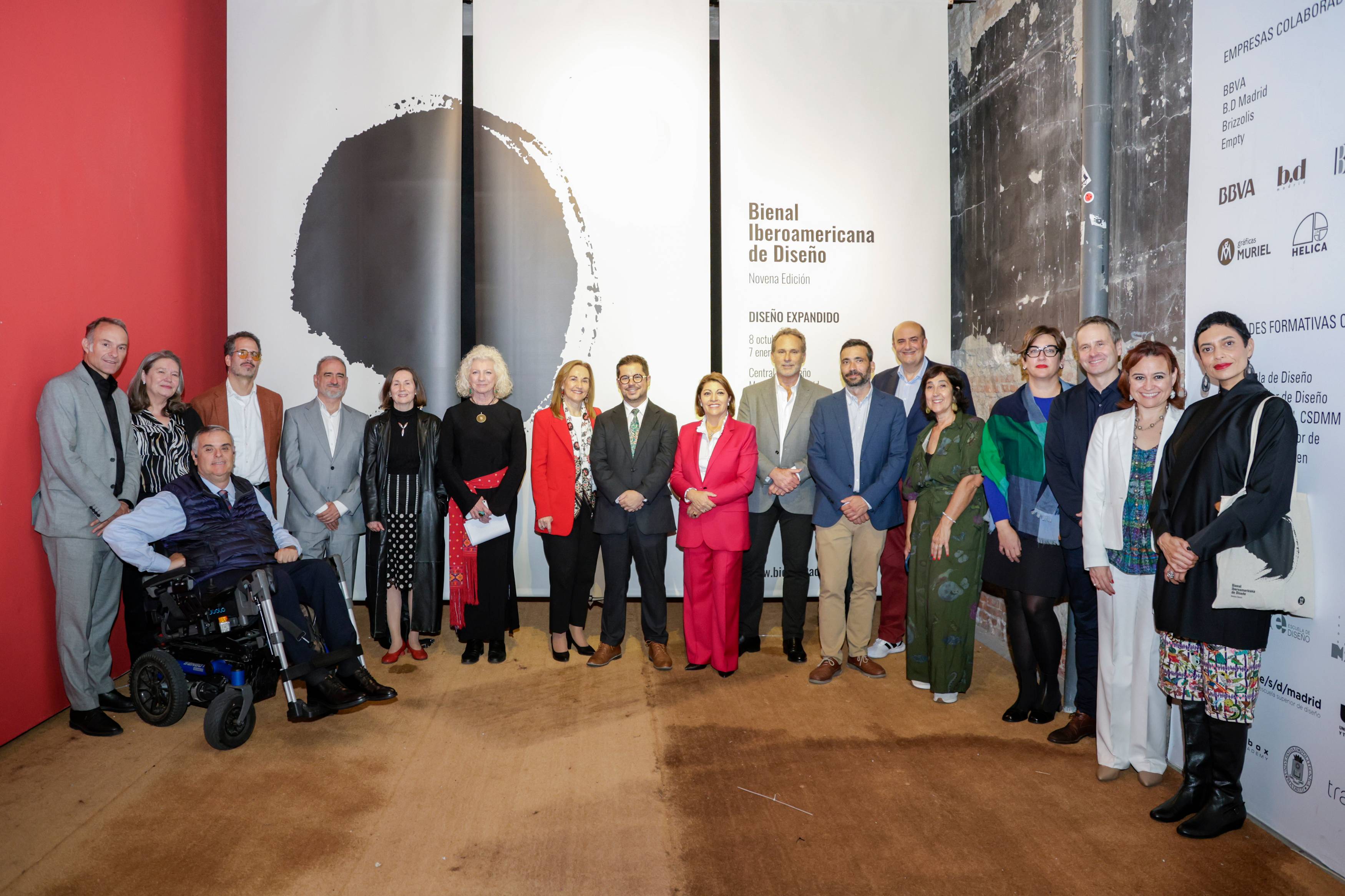 Un grupo de personas posando en un evento relacionado con la Bienal Iberoamericana de Diseño.